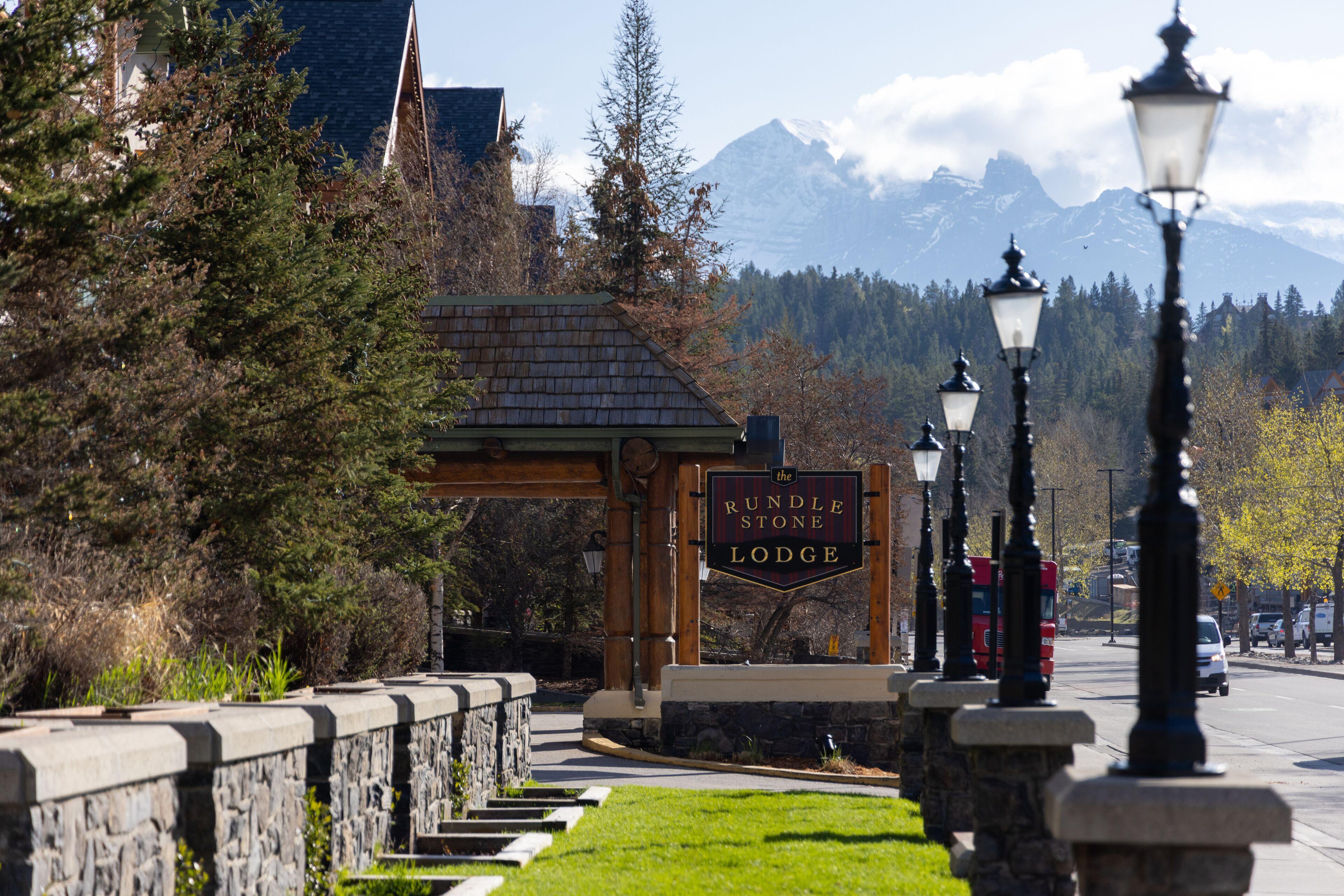 THE RUNDLESTONE LODGE BANFF | GREAT PRICES, BOOK AND SAVE